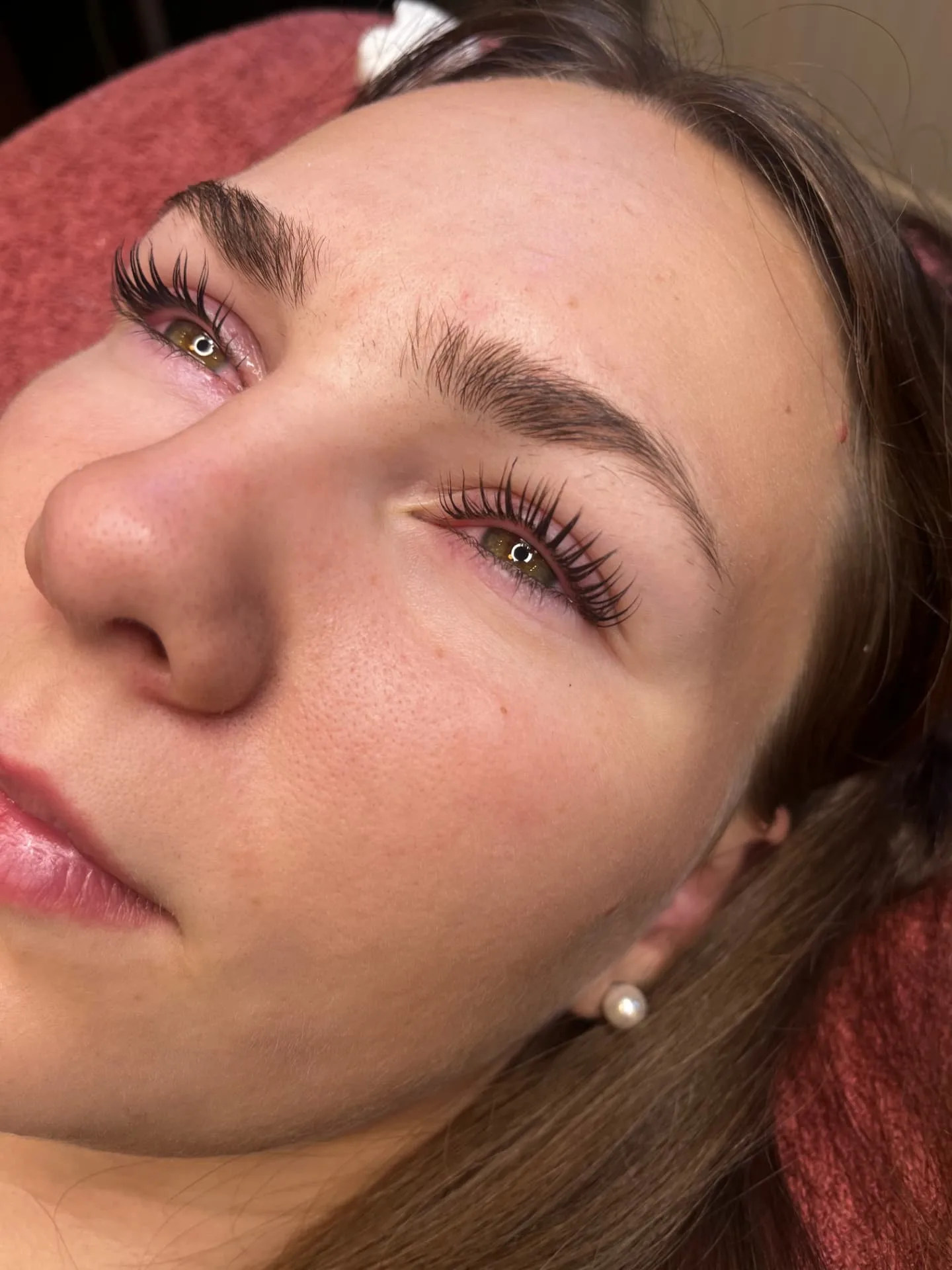 Kund med lyfta fransar efter Lashlift-behandling