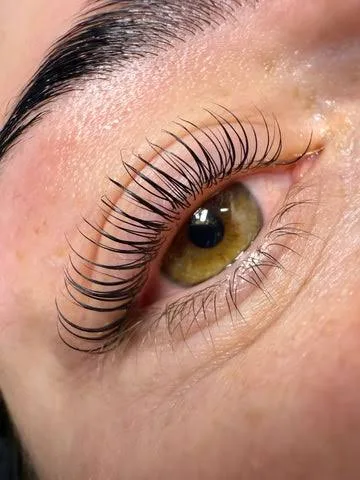 Närbild på lyfta fransar efter Lashlift